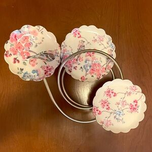 NWOT CIRCULAR DISPLAY W/3 LEVELS, W/FLORALS & SM. BIRDS